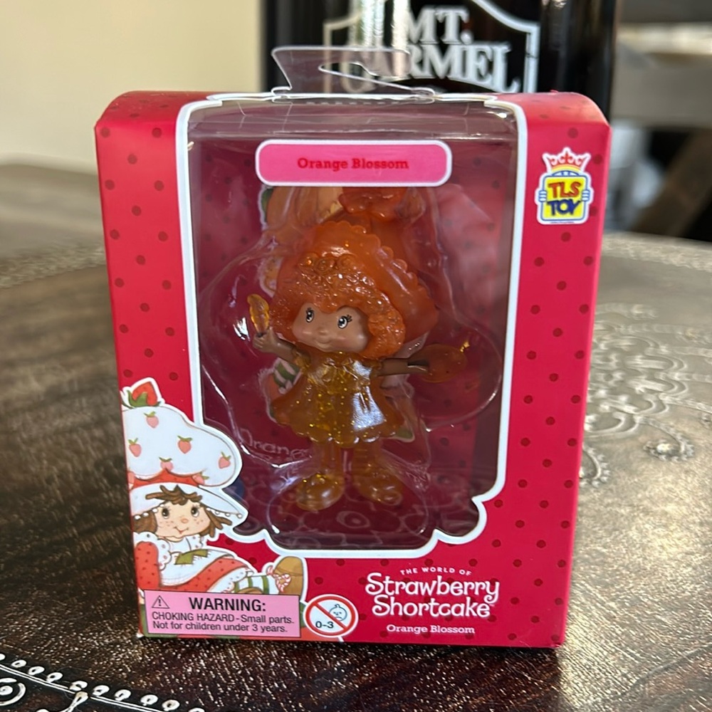New in box! The World of strawberry shortcake Rare orange blossom CheeBee!